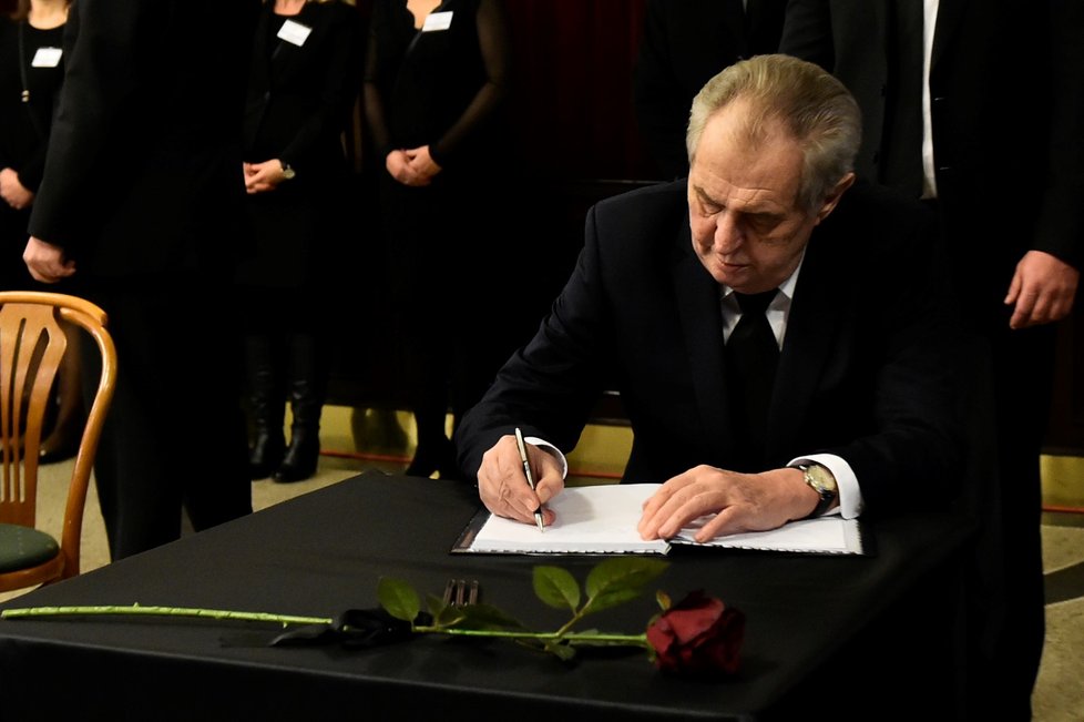 Sre svými spolupracovníky dorazil uctít památku předsedy Senátu Jaroslava Kubery i prezident republiky Miloš Zeman. (3. 2. 2020)