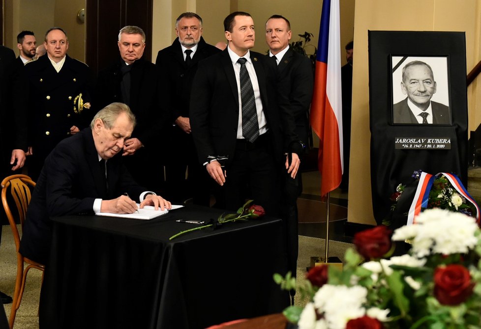 Se svými spolupracovníky dorazil uctít památku předsedy Senátu Jaroslava Kubery i prezident republiky Miloš Zeman (3. 2. 2020).
