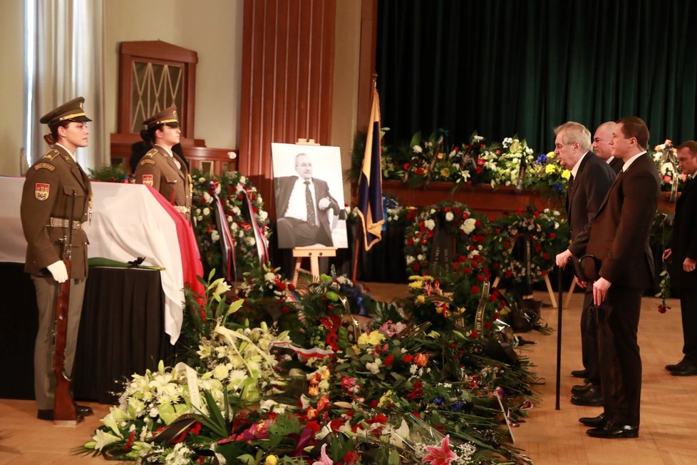 Sre svými spolupracovníky dorazil uctít památku předsedy Senátu Jaroslava Kubery i prezident republiky Miloš Zeman. (3. 2. 2020)