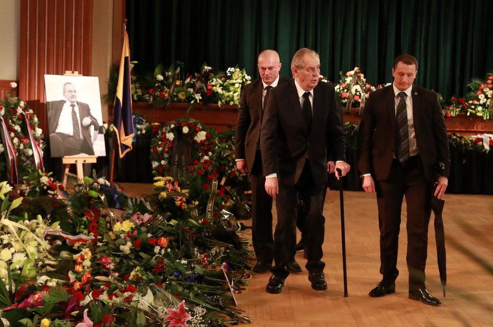 Zeman se svými spolupracovníky v Teplicích při uctění památky Jaroslava Kubery