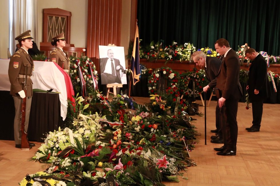 Sre svými spolupracovníky dorazil uctít památku předsedy Senátu Jaroslava Kubery i prezident republiky Miloš Zeman. (3. 2. 2020)