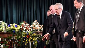 Prezident Miloš Zeman pokládá květinu 3. února 2020 v teplickém Krušnohorském divadle při veřejném rozloučení s předsedou Senátu Jaroslavem Kuberou. Bývalý primátor Teplic Kubera zemřel náhle 20. ledna ve věku 72 let.