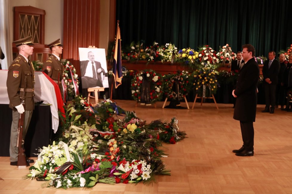 Předseda Sněmovny Radek Vondráček na posledním rozloučení s předsedou Senátu Jaroslavem Kuberou. (3. 2. 2020)