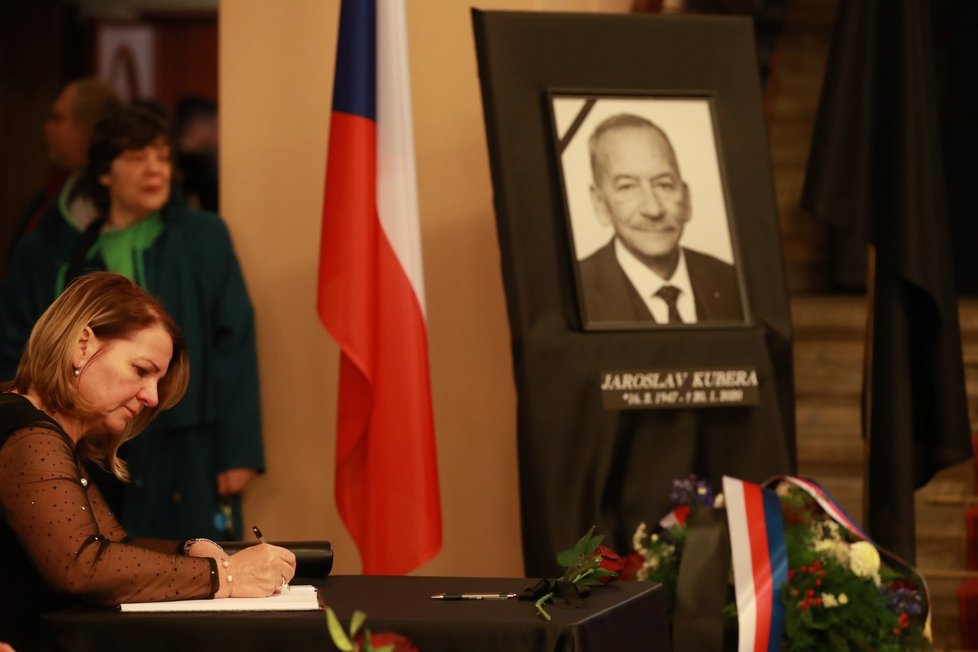 Poslední rozloučení s předsedou Senátu Jaroslavem Kuberou. (3. 2. 2020)