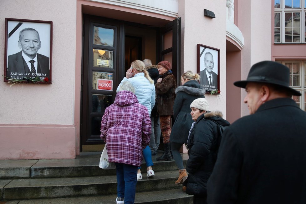 Lidé i v průběhu posledního rozloučení s Jaroslavem Kuberou stále přicházejí do Krušnohorského divadla. (3. 20. 2020)