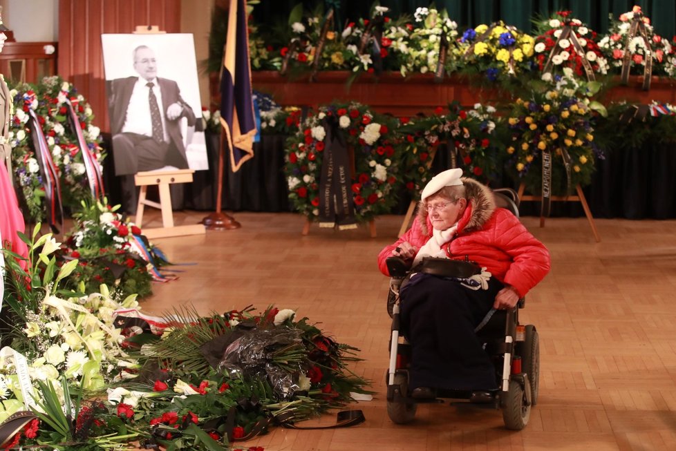 Smuteční hosté na posledním rozloučení se zesnulým předsedou Senátu Jaroslavem Kuberou (ODS; 3. 2. 2020)