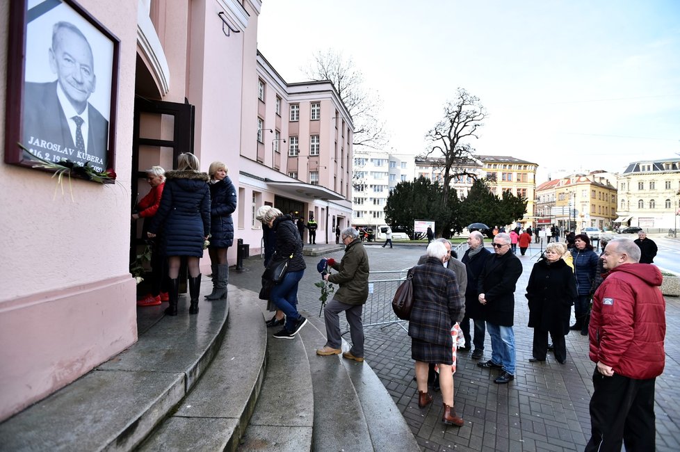 Smuteční hosté na posledním rozloučení se zesnulým předsedou Senátu Jaroslavem Kuberou (ODS). (3. 2. 2020)