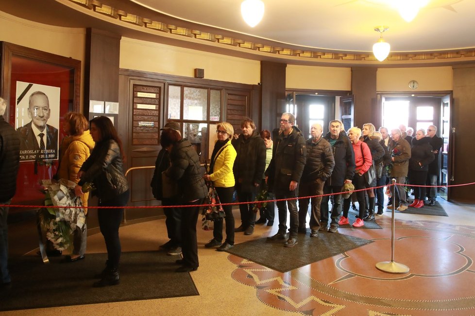 Fronta lidí, kteří se přišli naposledy rozloučit se zesnulým předsedou Senátu Jaroslavem Kuberou. (3. 2. 2020)