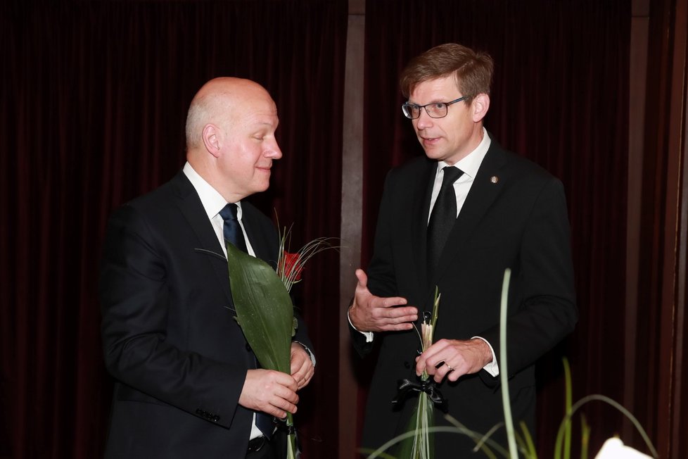 Smuteční hosté na posledním rozloučení se zesnulým předsedou Senátu Jaroslavem Kuberou (ODS). Na fotografii místopředseda ODS Martin Kupka a senátor Pavel Fischer. (3. 2. 2020)