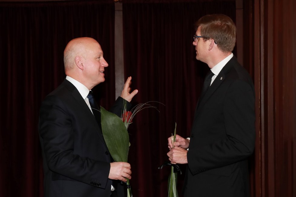 Smuteční hosté na posledním rozloučení se zesnulým předsedou Senátu Jaroslavem Kuberou (ODS). Na fotografii místopředseda ODS Martin Kupka a senátor Pavel Fischer. (3. 2. 2020)