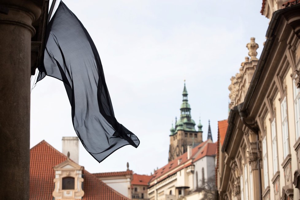 Na úřadech a na budovách významných institucí visí v den státního smutku černá vlajka a státní vlajka je spuštěná na půl žerdi. Česko tak uctívá památku předsedy Senátu Jaroslava Kubery. (3. 2. 2020)
