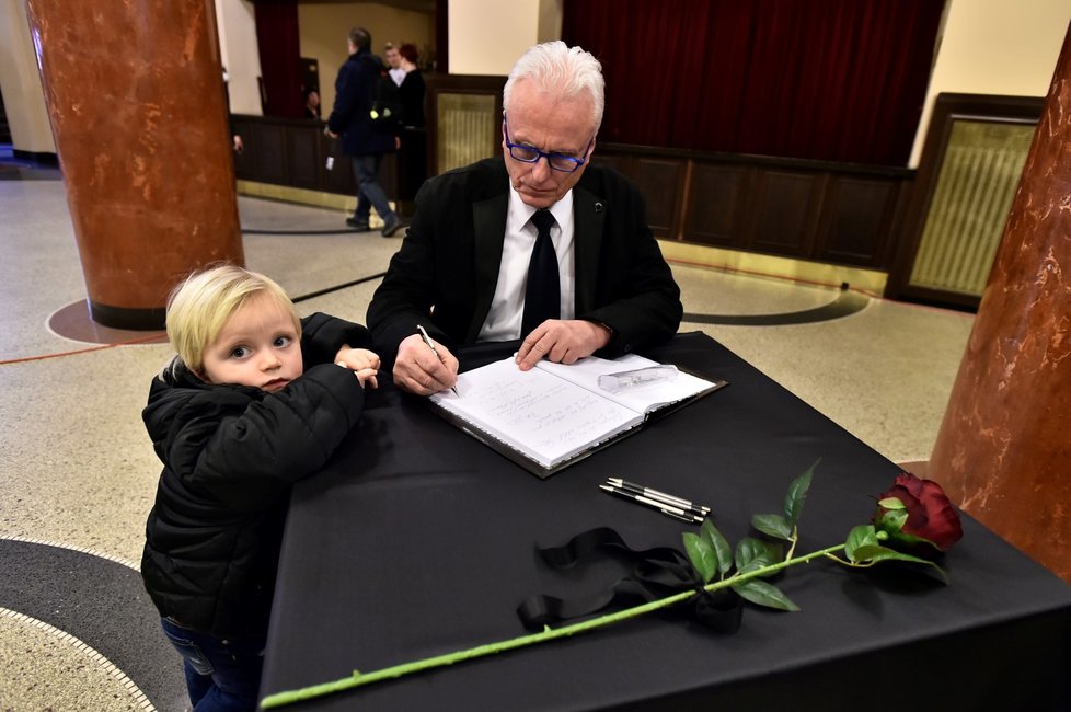 Muž zapisuje vzkaz do kondolenční knihy 3. února 2020 v Krušnohorském divadle v Teplicích při posledním rozloučení s předsedou Senátu Jaroslavem Kuberou, který zemřel náhle 20. ledna ve věku 72 let.