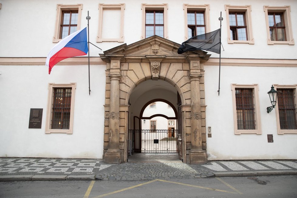 Na úřadech a na budovách významných institucí visí v den státního smutku černá vlajka a státní vlajka je spuštěná na půl žerdi. Česko tak uctívá památku předsedy Senátu Jaroslava Kubery. (3. 2. 2020)