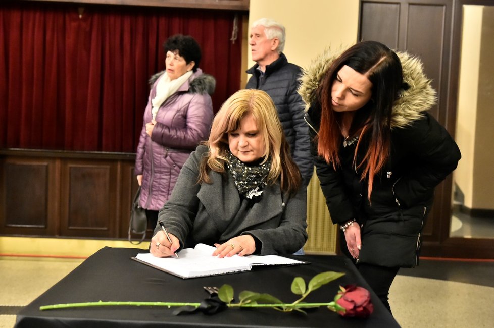 Ženy zapisují vzkaz do kondolenční knihy 3. února 2020 v Krušnohorském divadle v Teplicích při posledním rozloučení s předsedou Senátu Jaroslavem Kuberou, který zemřel náhle 20. ledna ve věku 72 let.