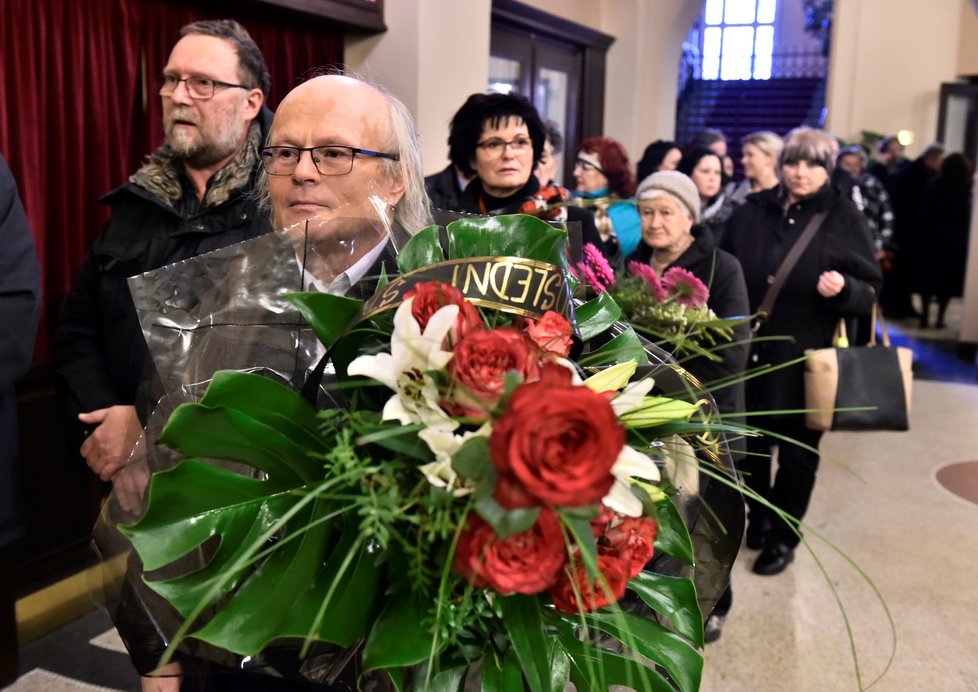 Lidé čekají v řadě 3. února 2020 v Krušnohorském divadle v Teplicích při posledním rozloučení s předsedou Senátu Jaroslavem Kuberou, který zemřel náhle 20. ledna ve věku 72 let.