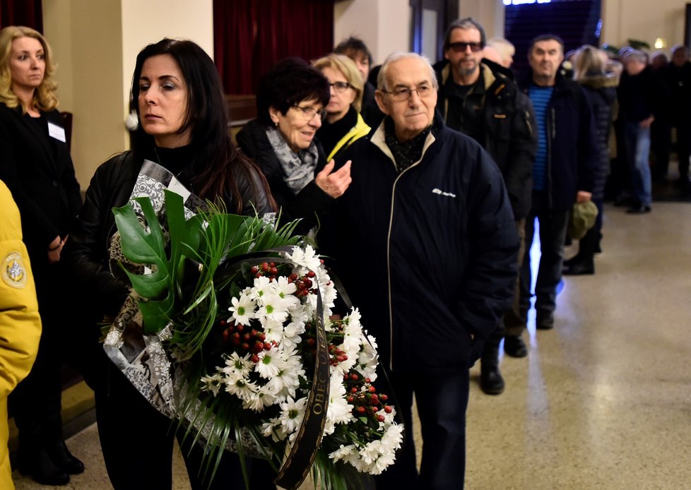 Lidé čekají v řadě 3. února 2020 v Krušnohorském divadle v Teplicích při posledním rozloučení s předsedou Senátu Jaroslavem Kuberou, který zemřel náhle 20. ledna ve věku 72 let. (3.2.2020)