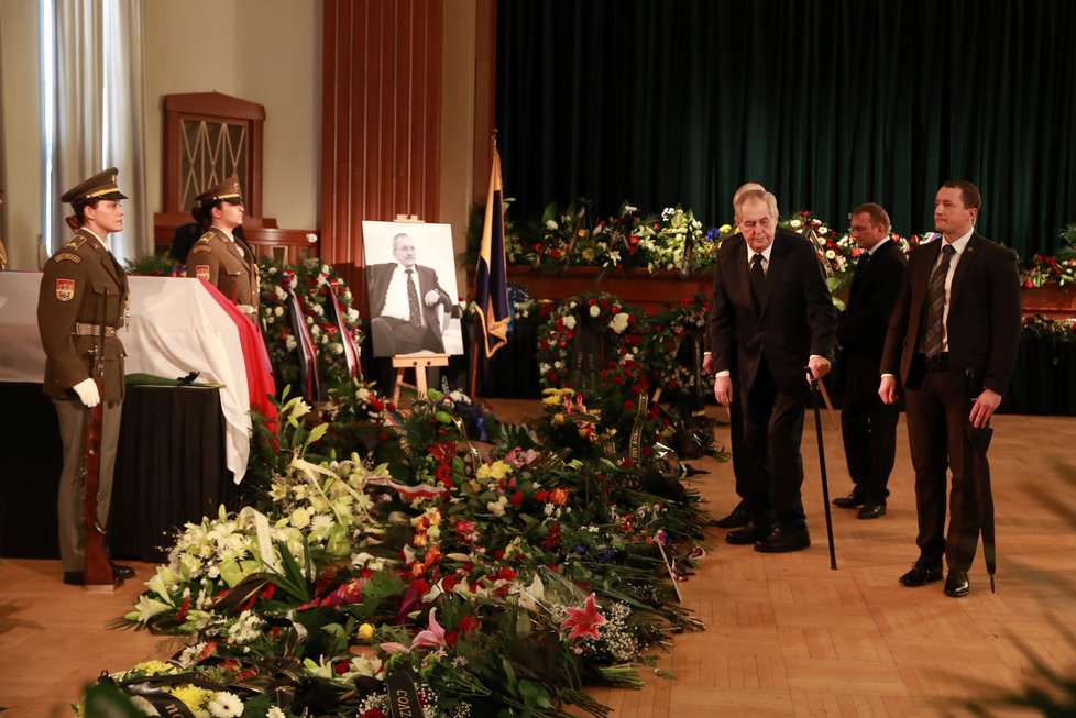 Miloš Zeman při rozloučení s Jaroslavem Kuberou v Teplicích v únoru 2020