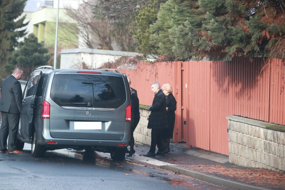 Příbuzní zesnulého Jaroslava Kubery míří na poslední rozloučení s předsedou Senátu. (3. 2. 2020)