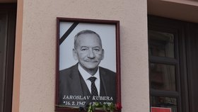 Poslední rozloučení se zesnulým předsedou Senátu Jaroslavem Kuberou (ODS).