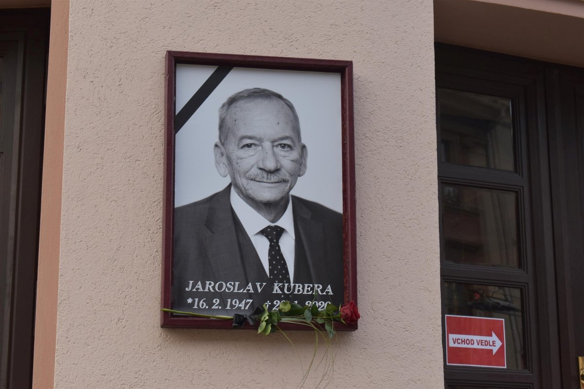 Poslední rozloučení se zesnulým předsedou Senátu Jaroslavem Kuberou (ODS).