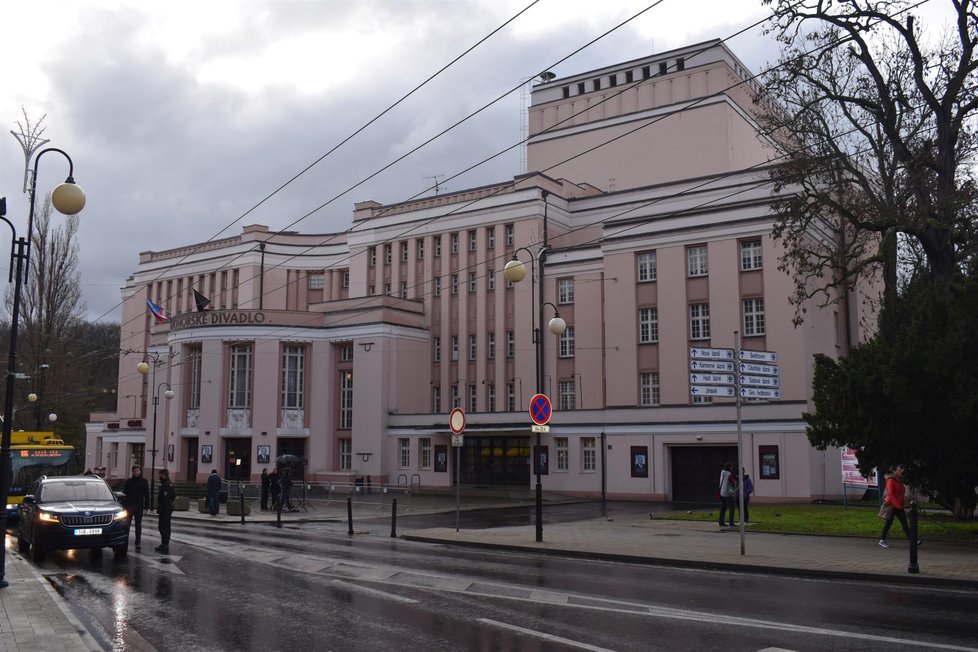 Poslední rozloučení se zesnulým předsedou Senátu Jaroslavem Kuberou (ODS).