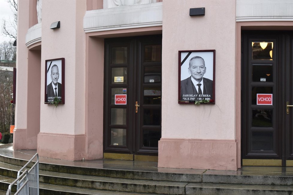 Poslední rozloučení se zesnulým předsedou Senátu Jaroslavem Kuberou (ODS).