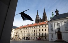 Státní smutek v Česku zruší některé akce: Vlajky budou na půl žerdi