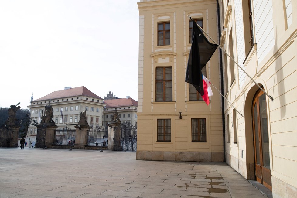 Na úřadech a na budovách významných institucí visí v den státního smutku černá vlajka a státní vlajka je spuštěná na půl žerdi. Česko tak uctívá památku předsedy Senátu Jaroslava Kubery. (3. 2. 2020)