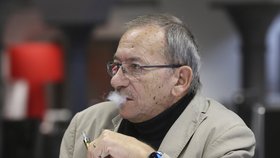 Senátor a milovník cigaret Jaroslav Kubera (ODS) v diskusi s odpůrkyní tabáku, lékařkou z Centra pro závislé Evou Králíkovou