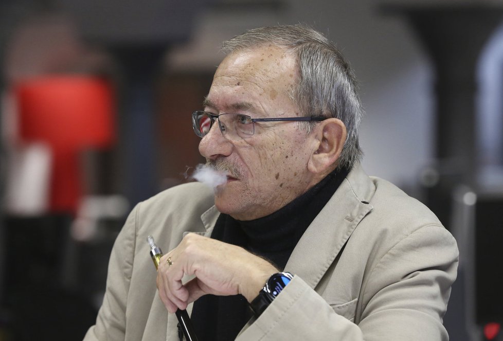 Senátor a milovník cigaret Jaroslav Kubera (ODS) v diskusi s odpůrkyní tabáku, lékařkou z Centra pro závislé Evou Králíkovou