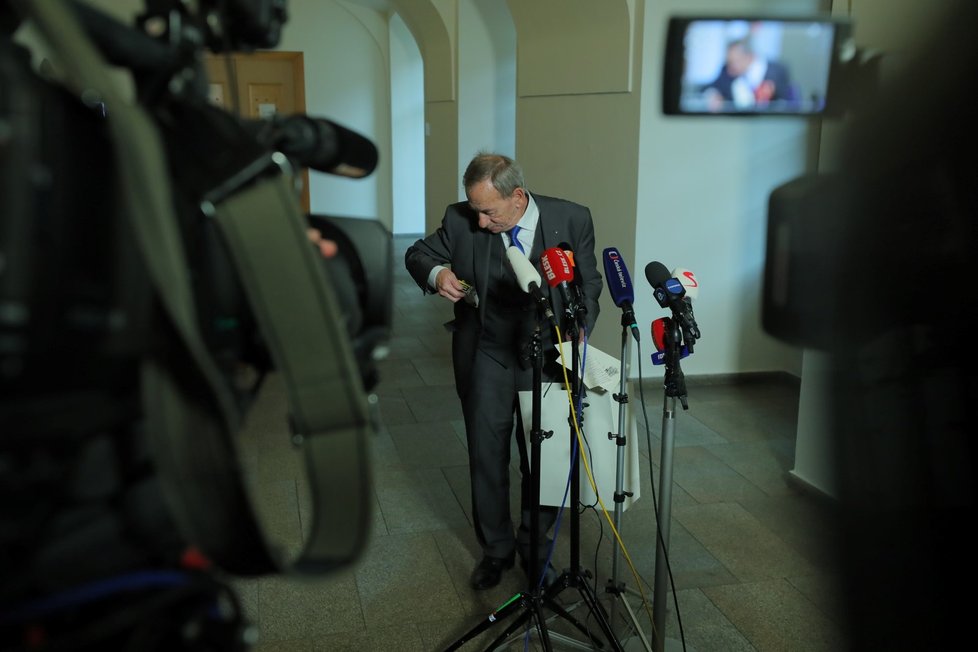 Jaroslav Kubera přepočítává, kolik cigaret s prezidentem u novoročního oběda vykouřili. Došel k číslu 16. (16. 1. 2019)