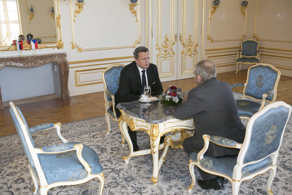 Předseda Senátu České republiky Jaroslav Kubera (ODS) se setkal na své první oficiální zahraniční cestě na Slovensko s předsedou Národní rady Andrejem Dankem. Před společným obědem obou delegací spolu mluvili mezi čtyřma očima. (6. 2. 2019)