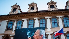 Vzpomínka na zesnulého předsedu Senátu Jaroslava Kuberu: Úřad vyvěsil pietní fotografii (20. 1. 2021)