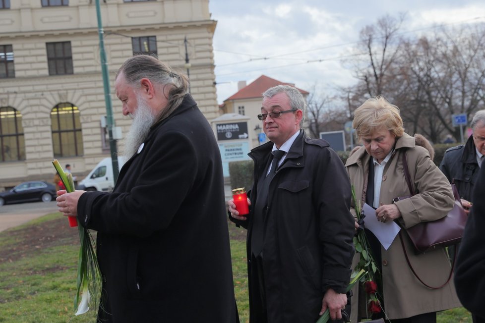 Poslanec ODS Marek Benda při pietě před pražským Rudolfinem, kde se uskuteční smuteční akce k uctění památky zesnulého šéfa Senátu Jaroslava Kubery (3. 2. 2020)