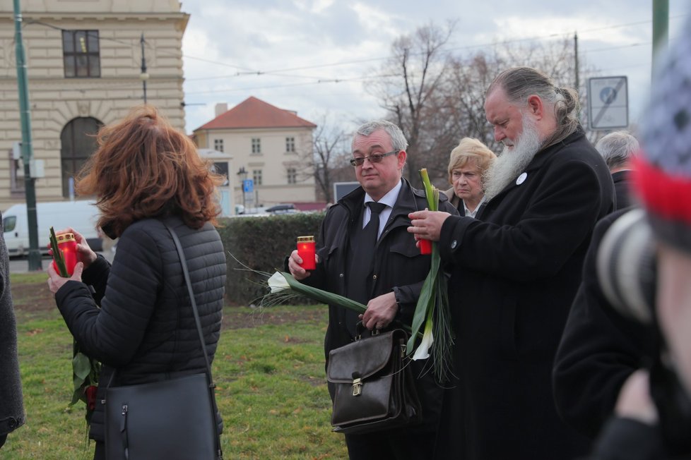 Poslanec ODS Marek Benda při pietě před pražským Rudolfinem, kde se uskuteční smuteční akce k uctění památky zesnulého šéfa Senátu Jaroslava Kubery (3. 2. 2020)