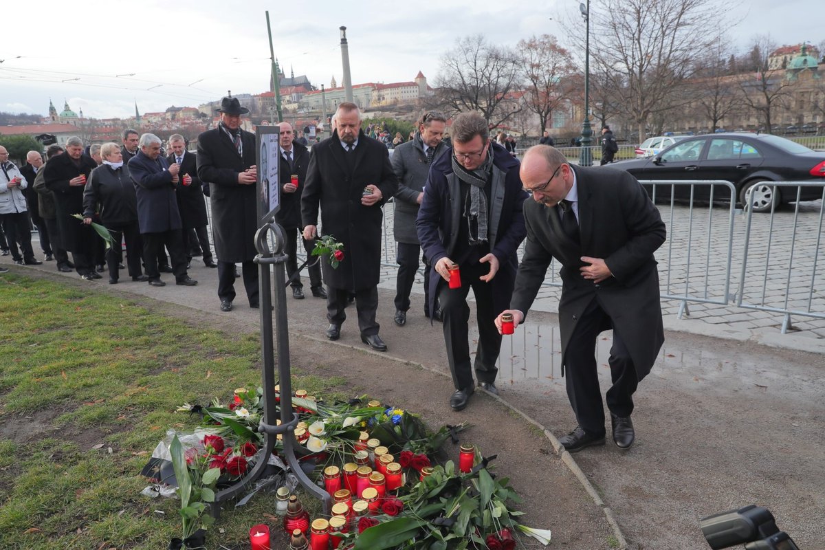 Lidé při pietě před budovou pražského Rudolfina, kde se uskuteční smuteční akce k uctění památky zesnulého šéfa Senátu Jaroslava Kubery (3. 2. 2020)
