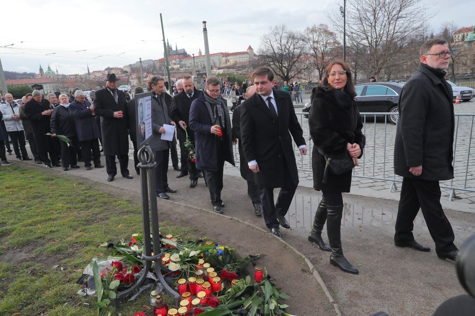 Lidé při pietě před budovou pražského Rudolfina, kde se uskuteční smuteční akce k uctění památky zesnulého šéfa Senátu Jaroslava Kubery (3. 2. 2020)