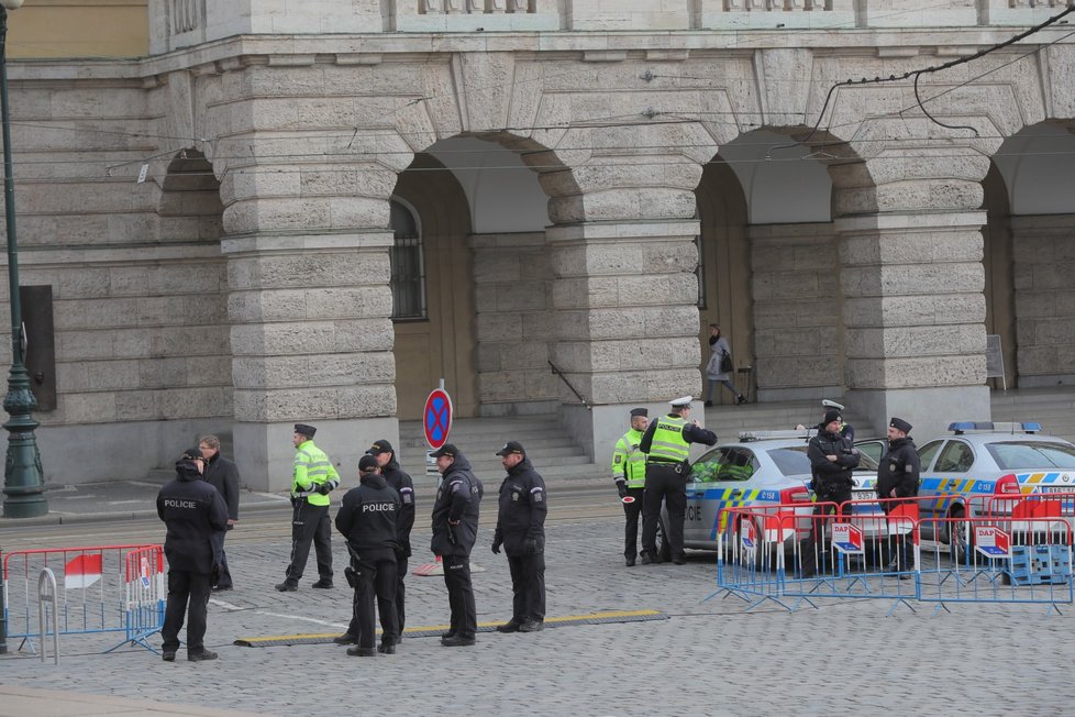 Policejní manévry před budovou pražského Rudolfina, kde se uskuteční smuteční akce k uctění památky zesnulého šéfa Senátu Jaroslava Kubery (3. 2. 2020)