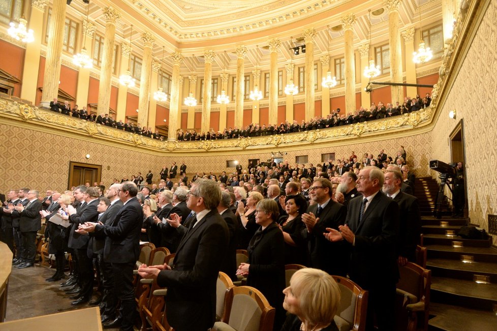 Hosté tleskají v pražském Rudolfinu na pietním shromáždění k uctění památky zesnulého předsedy Senátu Jaroslava Kubery. (ODS) (3. 2. 2020)