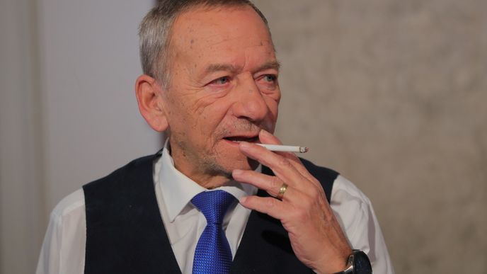 Jaroslav Kubera s cigaretou.