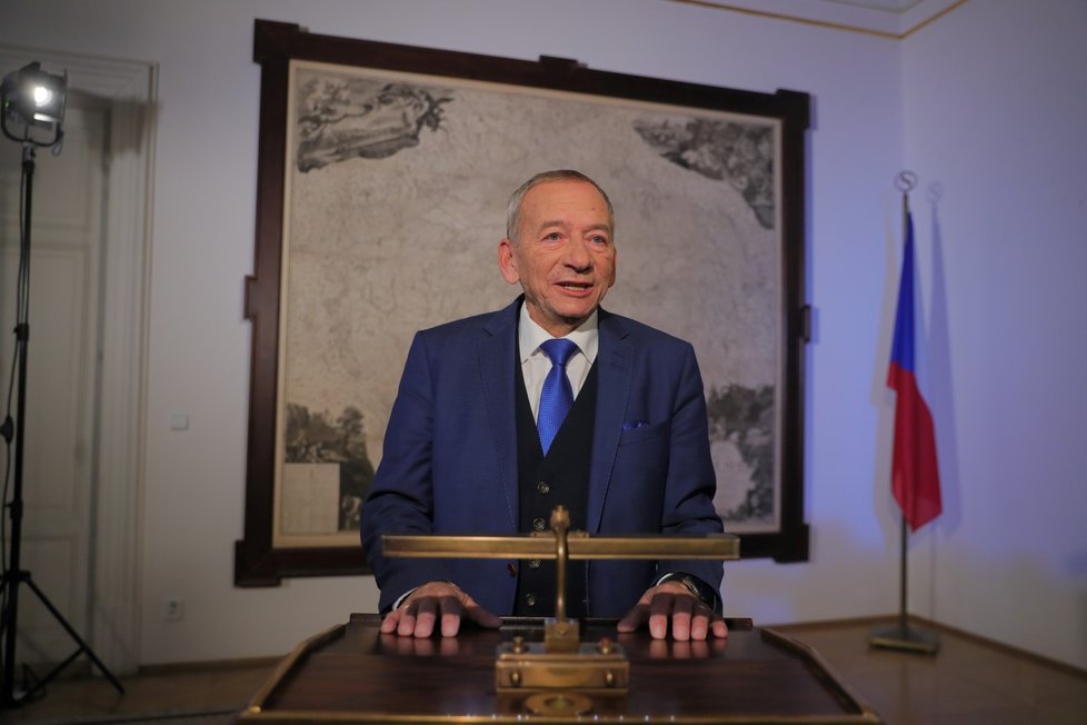 Předseda Senátu Jaroslav Kubera se nechal na novoroční projev ostříhat a těsně před svým vystoupením si dopřál také tradiční cigaretu (1. 1. 2020).