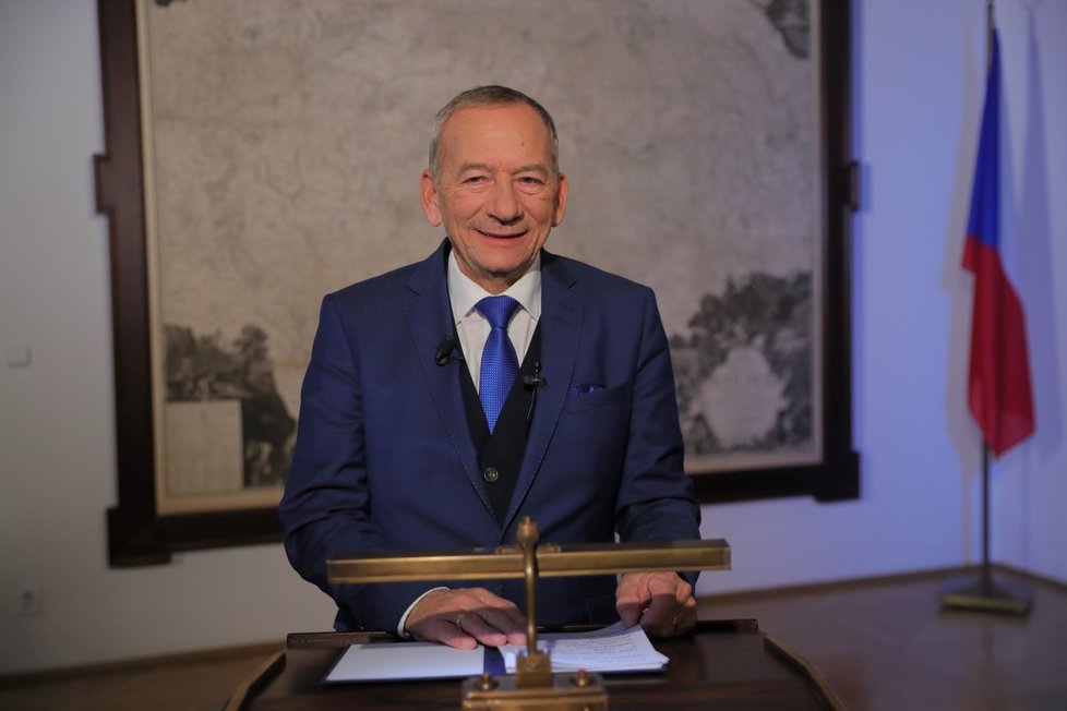 Předseda Senátu Jaroslav Kubera se nechal na novoroční projev ostříhat a těsně před svým vystoupením si dopřál také tradiční cigaretu (1. 1. 2020)