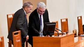 Jaroslav Kubera (ODS) se stal 6. předsedou Senátu ČR. Vystřídal Milana Štěcha (ČSSD, vpravo) (14.11.2018)