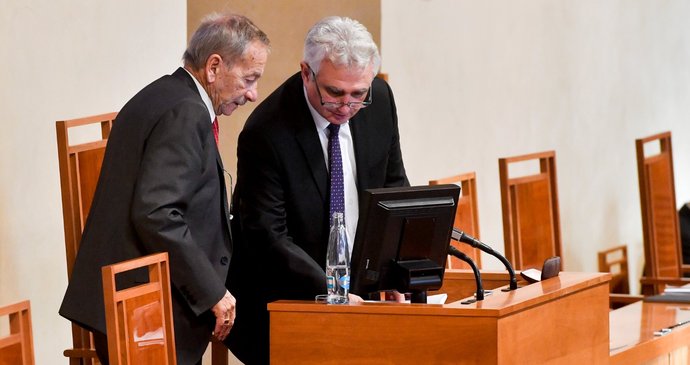 Jaroslav Kubera (ODS) se stal 6. předsedou Senátu ČR. Vystřídal Milana Štěcha (ČSSD, vpravo) (14.11.2018)
