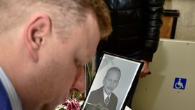 Teplický primátor Hynek Hanza (ODS) u pietního místa, kde vzdává hold zesnulému předsedovi Senátu Jaroslavu Kuberovi (20.1.2020)