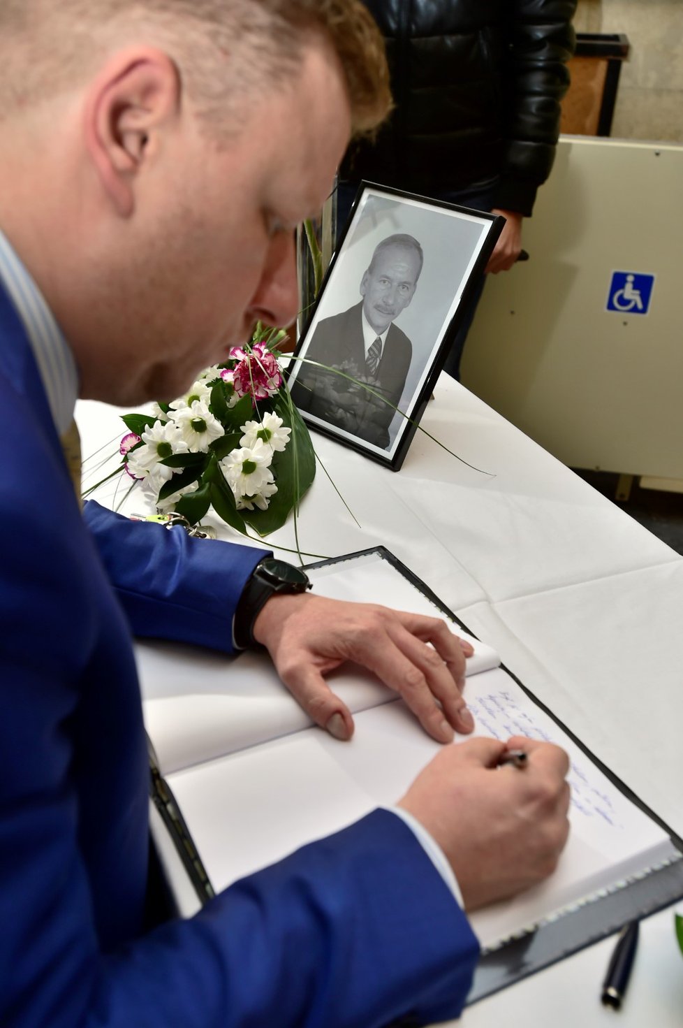 Teplický primátor Hynek Hanza (ODS) u pietního místa, kde vzdává hold zesnulému předsedovi Senátu Jaroslavu Kuberovi (20. 1. 2020).