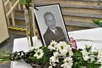 Nad Senátem vlaje černá vlajka. Vyvěsili ji kvůli úmrtí předsedy Senátu Jaroslava Kubery, který zemřel ve věku 72 let náhle po srdeční příhodě.