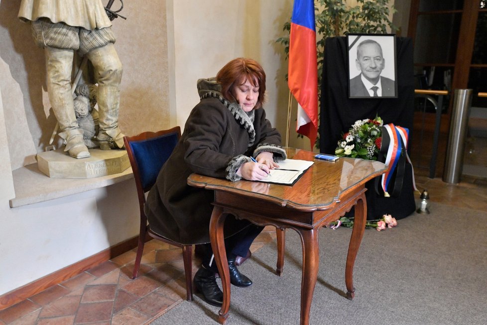 Pietní místo, kde lidé vzdávají hold zesnulému předsedovi Senátu Jaroslavu Kuberovi, ten náhle zesnul na srdeční příhodu ve svých 72 letech (20.1.2020)