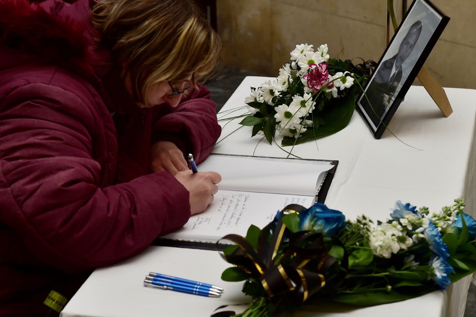 Pietní místo, kde lidé vzdávají hold zesnulému předsedovi Senátu Jaroslavu Kuberovi, ten náhle zesnul na srdeční příhodu ve svých 72 letech (20. 1. 2020).