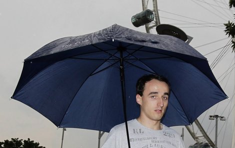Robert Kubica má na procházky v dešti čas, s návratem do kokpitu formule 1 si ještě počká.